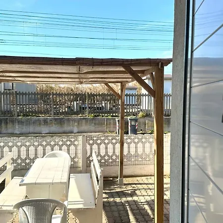 F002 - Fano, Trilocale Con Portico A 30mt Dal Mare Фано